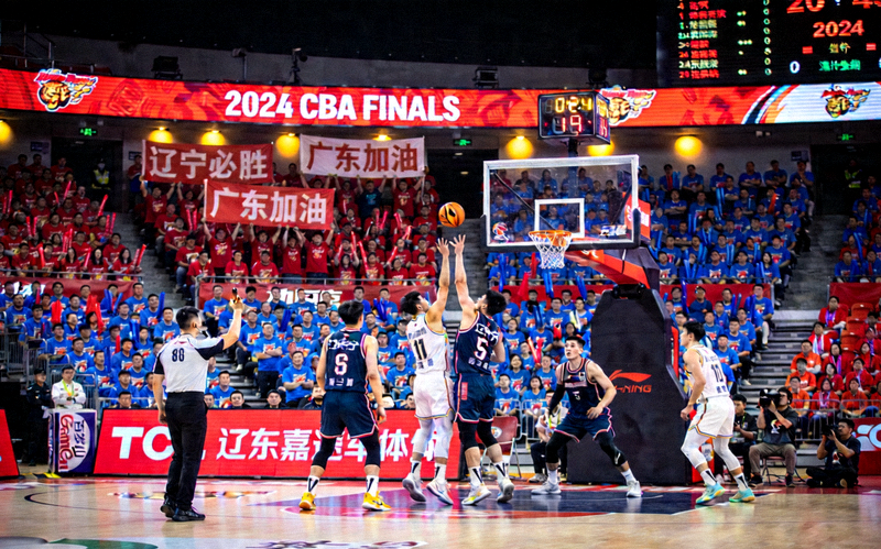 CBA总决赛辽宁队与广东队的冠军争夺战比赛现场